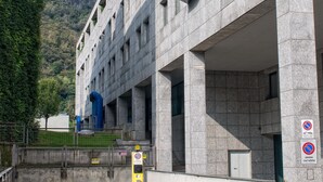 Ein modernes Gebäude mit einer Steinfassade und zahlreichen Fenstern, mit einem Schild mit der Aufschrift 'ADAGIO'.