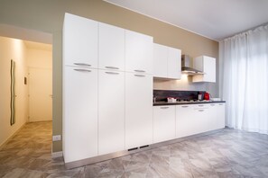 Apartment, 1 Schlafzimmer | Eigene Küche | Großer Kühlschrank, Herdplatte, Wasserkocher mit Kaffee-/Teezubehör