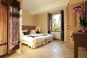 Quarto triplo (Terre Safran) | Individualmente decorados, individualmente mobiliados, cortinas blackout