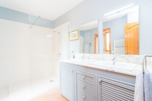 Bañera con ducha, secador de pelo, toallas