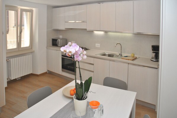 Fridge, microwave, oven, dishwasher - Casa del Borgo Maria Luisa (Tremosine)