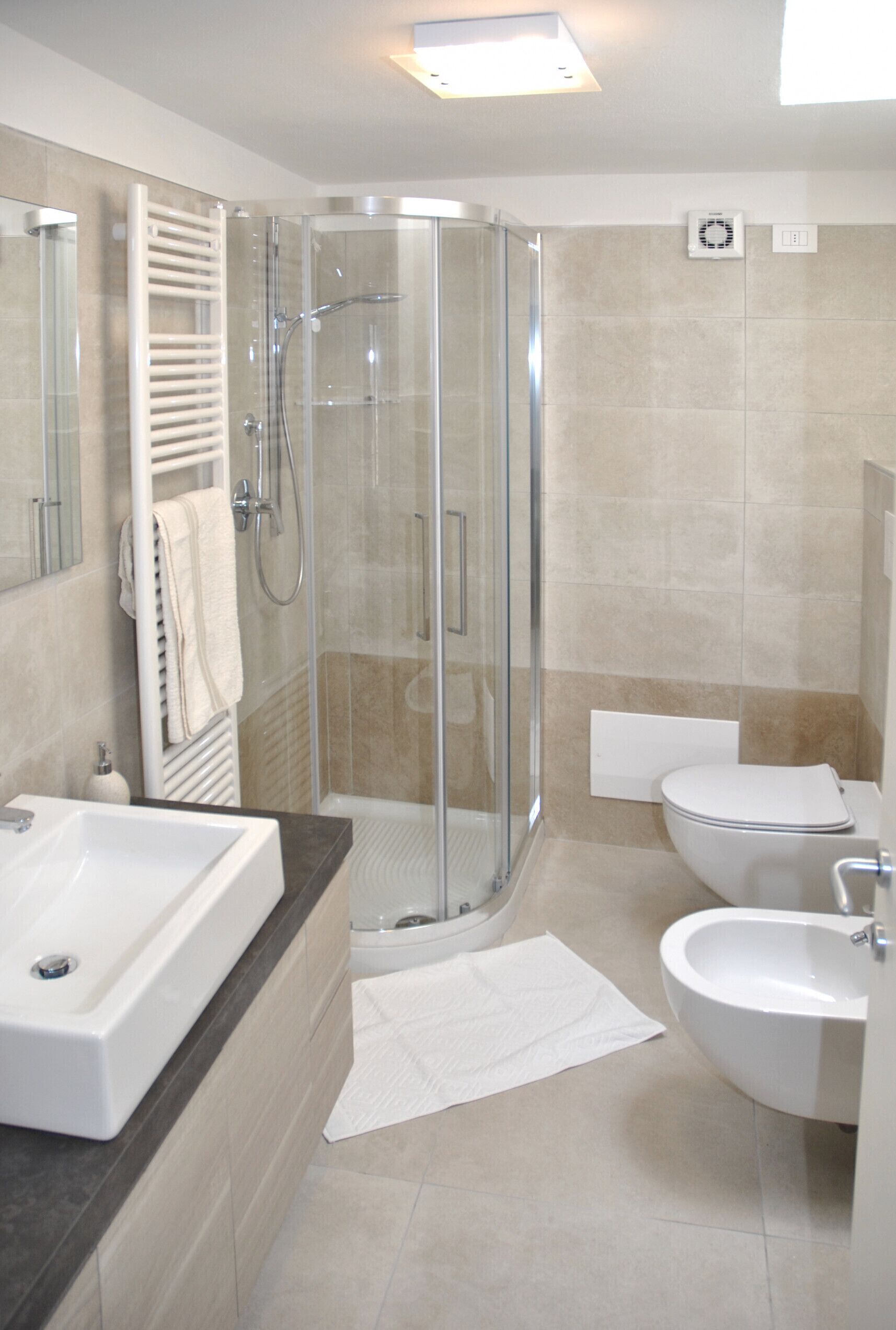 Dusche, Haartrockner, Handtücher