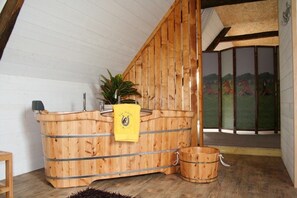 Cottage (Chevalerie Bretonne) | Deep soaking bathtub
