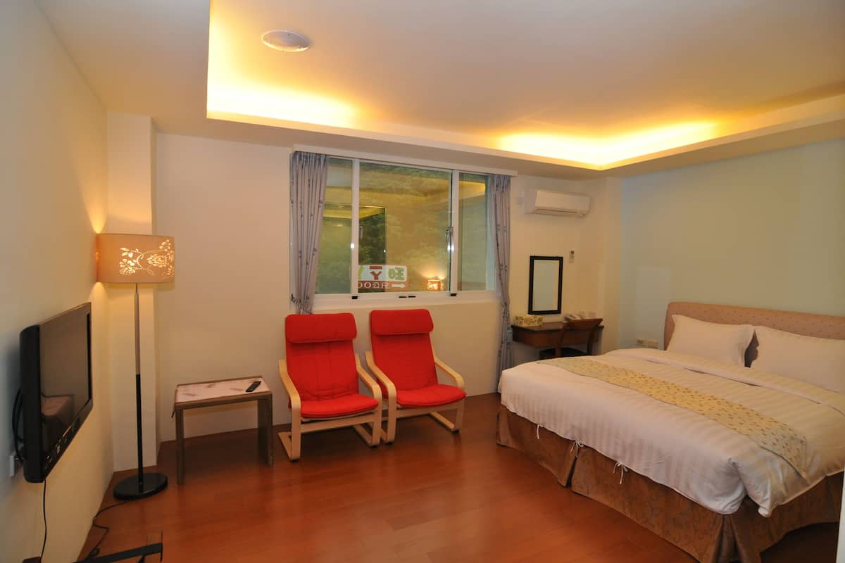 Classic Room | Minibar, desk, blackout drapes, soundproofing