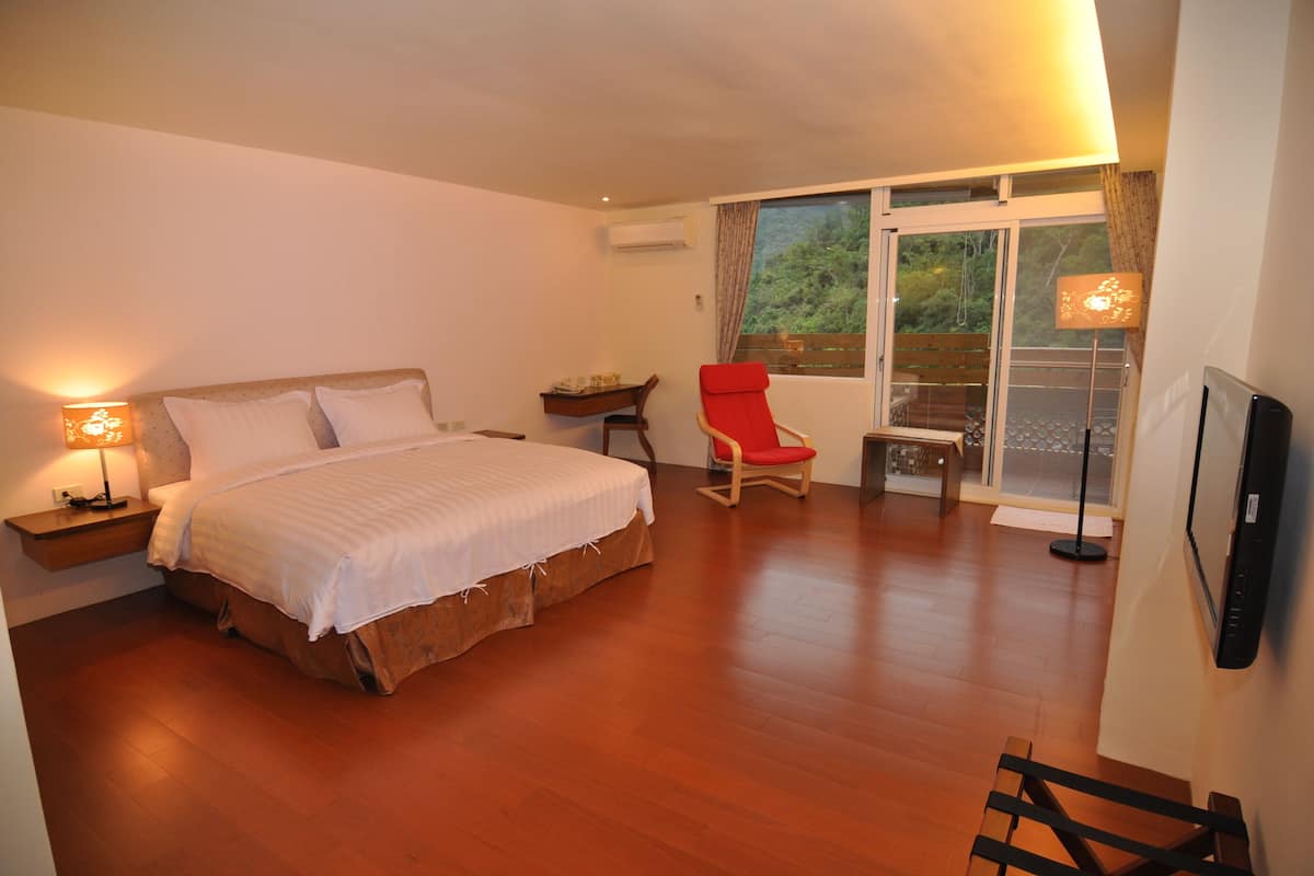 Deluxe Double Room | Minibar, desk, blackout drapes, soundproofing