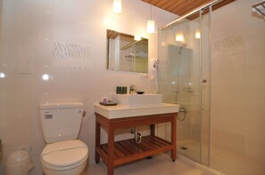 Deluxe Double Room | Bathroom | Combined shower/tub, spring water tub, rainfall showerhead - Cheng-Ping Hot Spring Inn (Taimali)