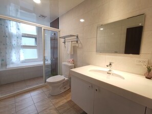 Family Twin Room (202) | Bathroom | Free toiletries, hair dryer, slippers, towels - Love 300 (Luodong)