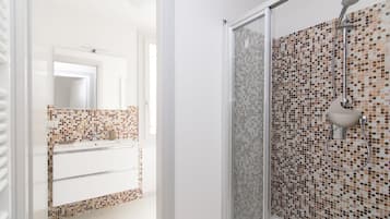 Apartment, 2 Bedrooms | Bathroom shower