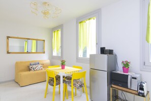 Appartement, 2 slaapkamers | Woonruimte | Een televisie