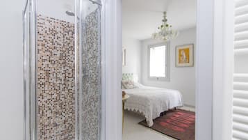 Apartment, 2 Bedrooms | Bathroom | Shower, hair dryer, bidet, towels