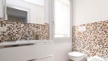 Apartment, 2 Bedrooms | Bathroom | Shower, hair dryer, bidet, towels