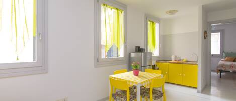 Apartment, 2 Schlafzimmer | Wohnbereich | Fernseher