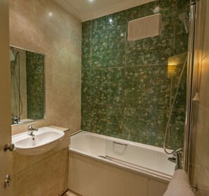 Deluxe Double Room, 1 King Bed, Balcony, Sea View | Bathroom | Free toiletries, hair dryer - The Cottage Hotel (Kingsbridge)
