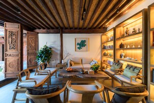 Área de estar no saguão