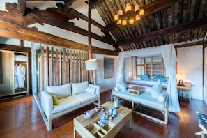 Luxury Suite, Bathtub, Courtyard View | 1 bedroom, premium bedding, desk, blackout drapes - Dali Old Courtyard Boutique Inn (Dali)