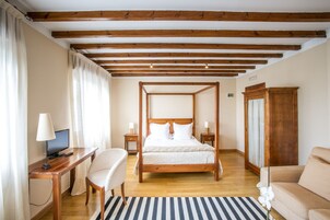 Cribs/infant beds, free WiFi, bed sheets