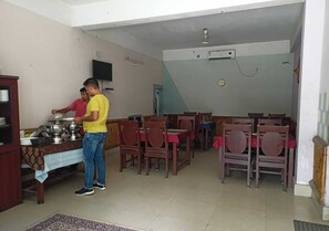 Desayuno buffet (INR 150 por persona) 