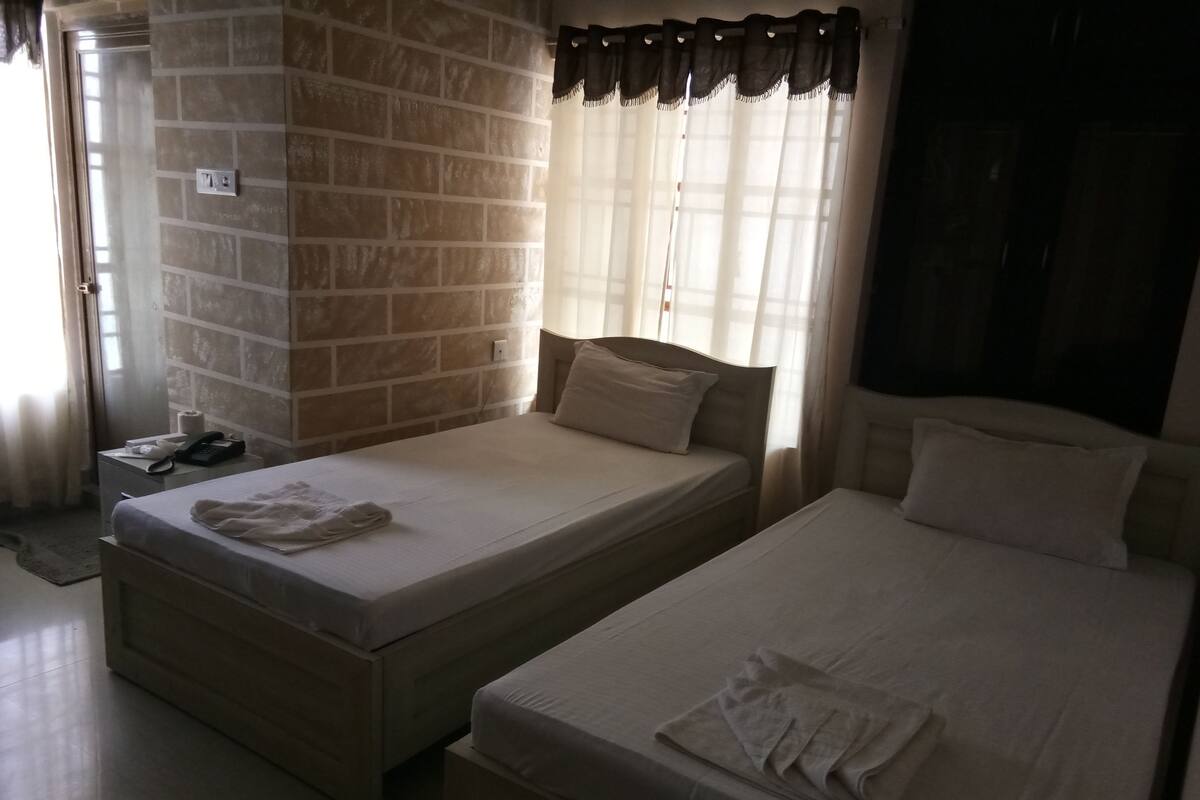 Double Room | Premium bedding, minibar, in-room safe, desk