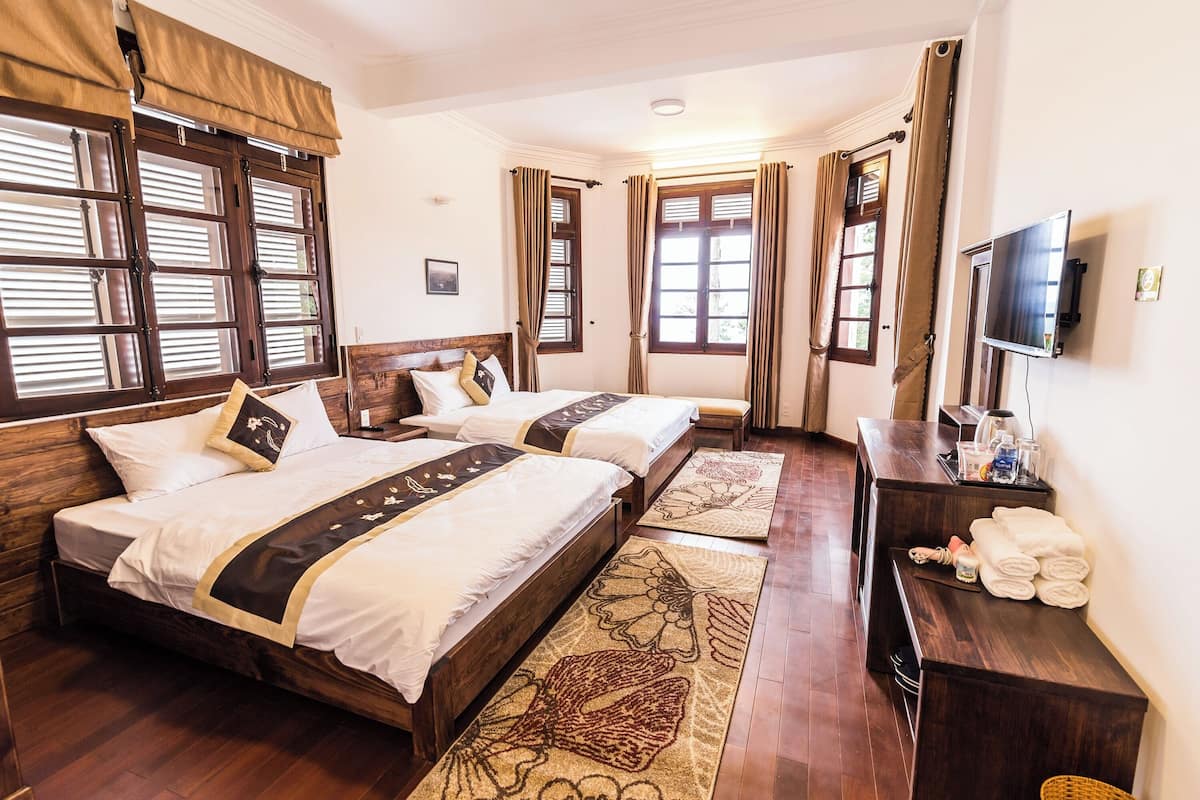 Kamar Quadruple Deluks | Minibar, meja kerja, tirai kedap cahaya, dan kedap suara