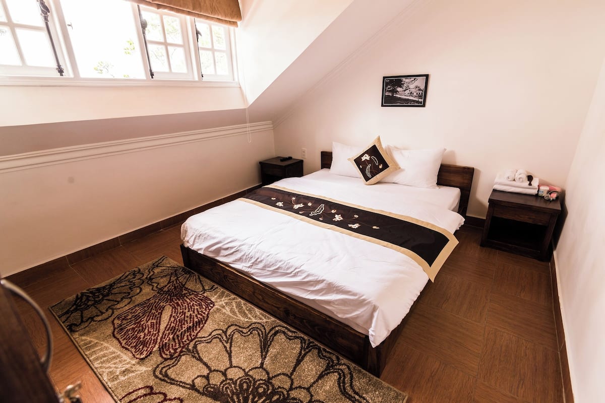 Rom – standard, delt bad | Minibar, skrivebord, blendingsgardiner og lydisolert