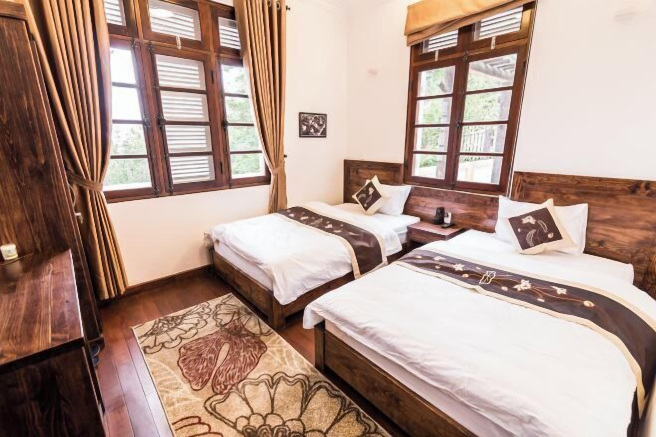 미니바, 책상, 암막 커튼, 방음 설비