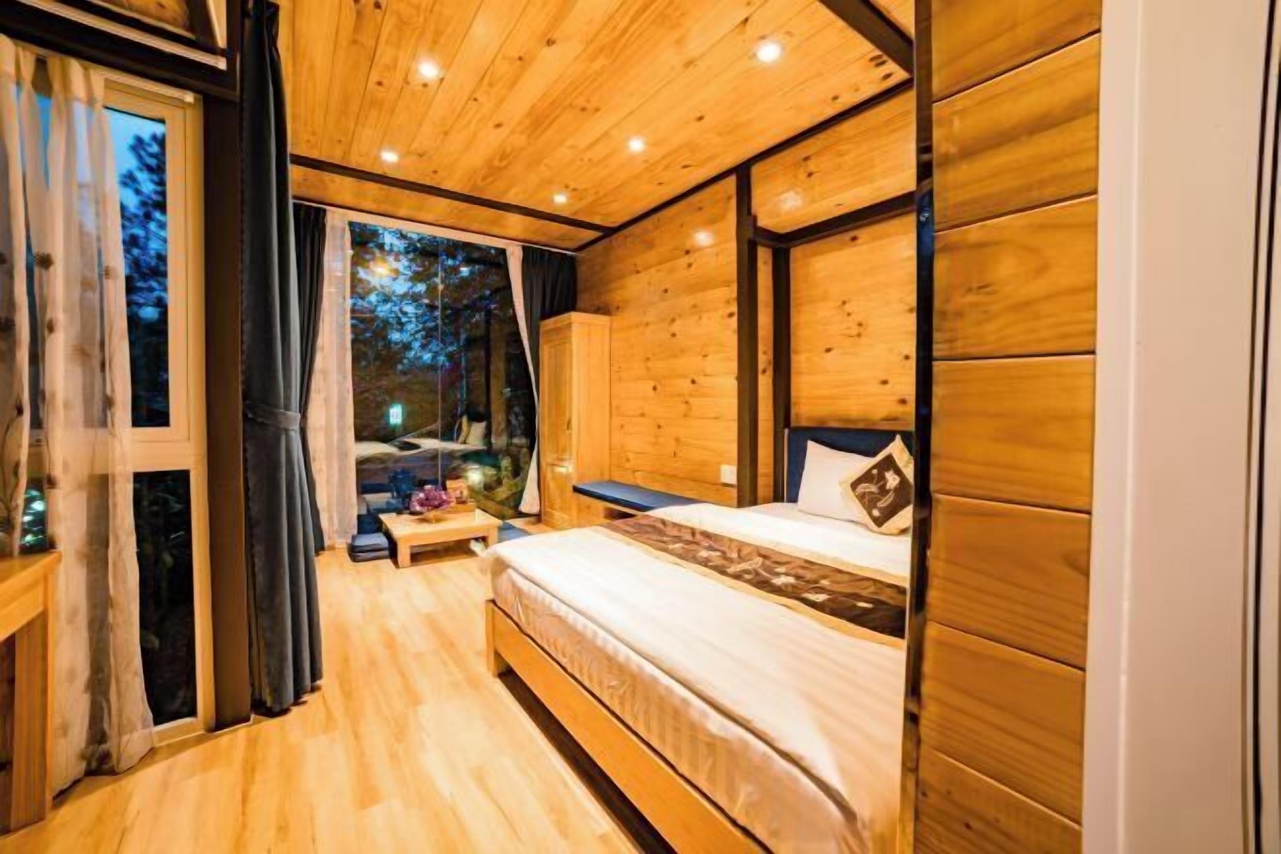 미니바, 책상, 암막 커튼, 방음 설비