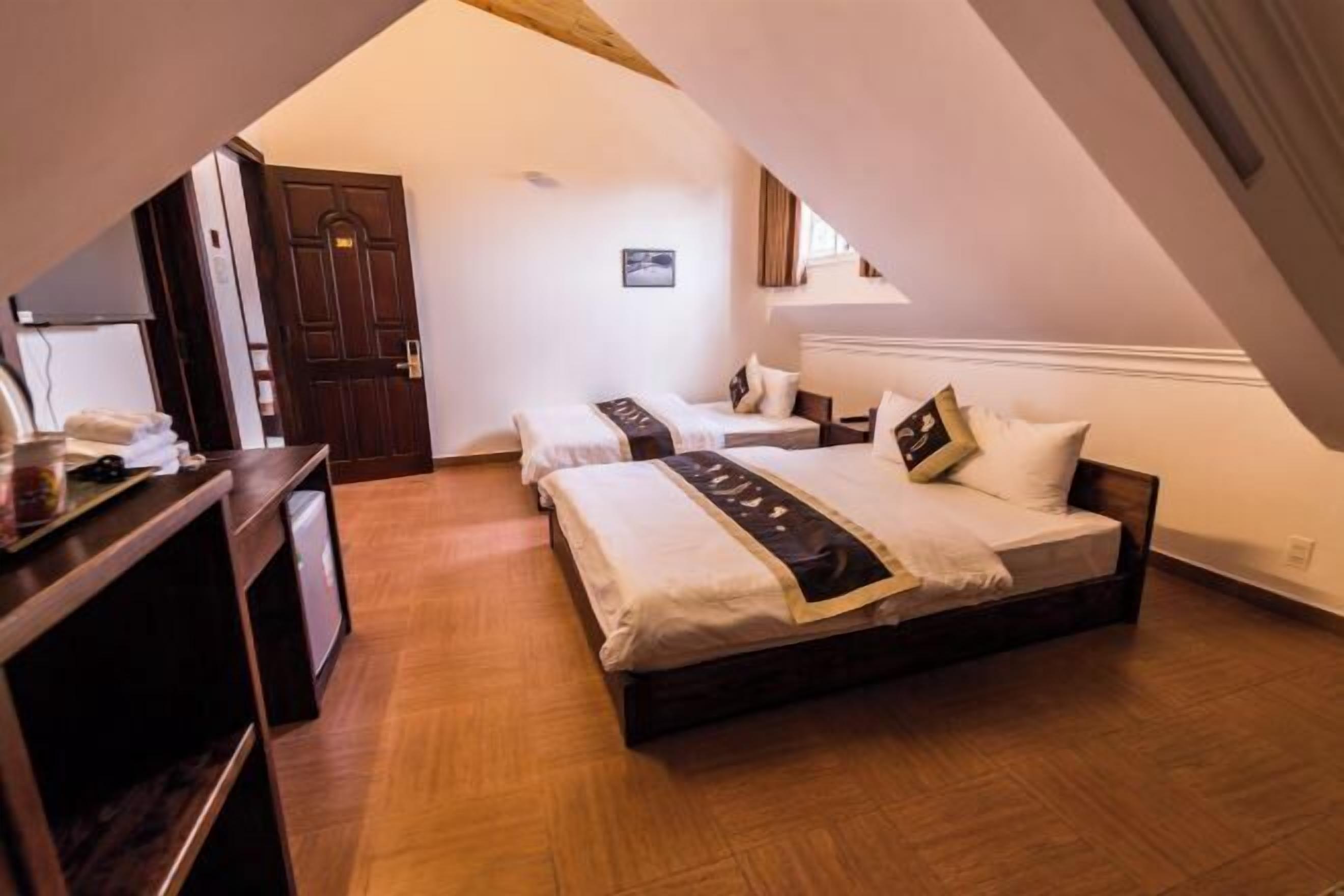 미니바, 책상, 암막 커튼, 방음 설비