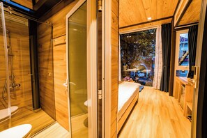 Bungalow | Badeværelse | Bruser, brusehoved med spredningseffekt, gratis toiletartikler