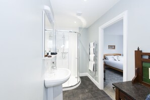 Chambre Standard double | Salle de bain | Douche, articles de toilette (gratuits), séchoir à cheveux