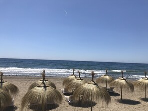 在海灘附近、躺椅、太陽傘