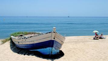 鄰近海灘、躺椅、遮陽傘