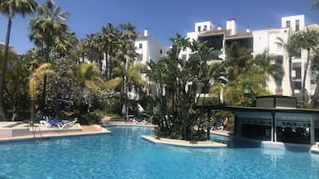 季節性室外游泳池,開放時間為 10:30 至 19:00,提供泳池遮陽傘和日光浴躺椅