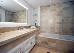 Apartamento, 3 habitaciones | Baño | Bañera profunda, secador de pelo y toallas