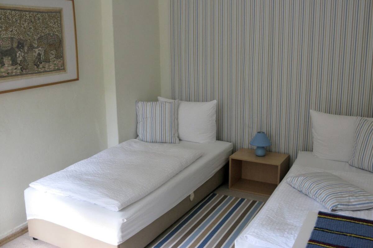 Habitación económica con 1 cama matrimonial o 2 individuales, baño compartido, vista al jardín | Muebles diferentes, wifi gratis y ropa de cama