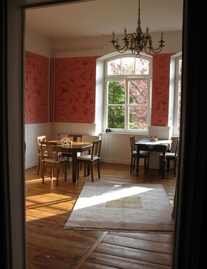 Desayuno continental (EUR 10 por persona)