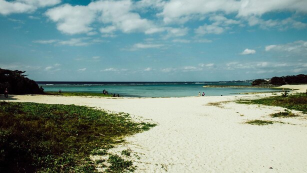 A beach with a clear sky and calm sea. - Orrs (Chatan)