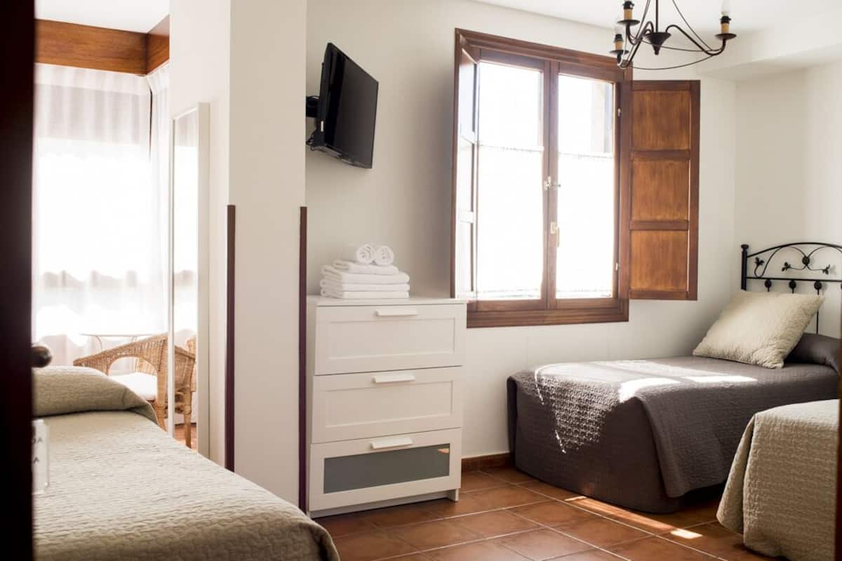 Habitación triple, para no fumadores, vista al jardín | Wifi gratis y ropa de cama