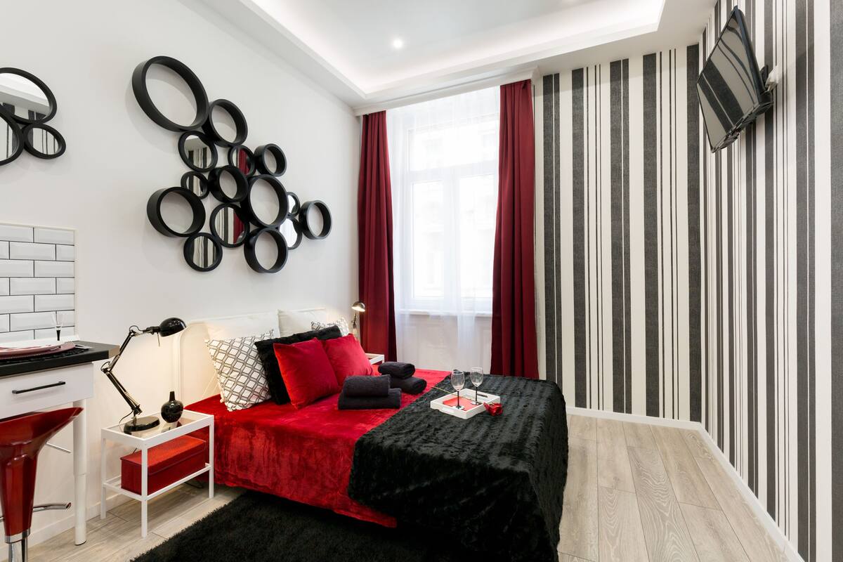 Superior Apartment | Desk, soundproofing, iron/ironing board (on request), WiFi (free)