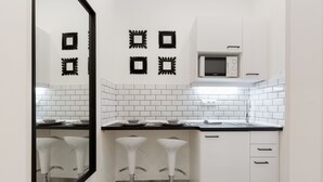 Refrigerador, microondas, placa de cocina, tetera/pava eléctrica