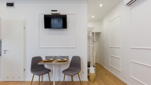 Escritorio, sistema de insonorización y tabla de planchar con plancha