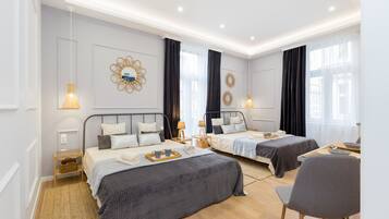 Apartamento Deluxe | Escritorio, sistema de insonorización, tabla de planchar con plancha