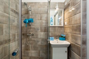 Superior Apartment | Bathroom amenities