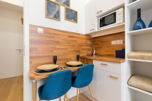 Refrigerador, microondas, placa de cocina, tetera/pava eléctrica