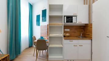 Superior Apartment | Private kitchenette | Fridge, microwave, stovetop, electric kettle