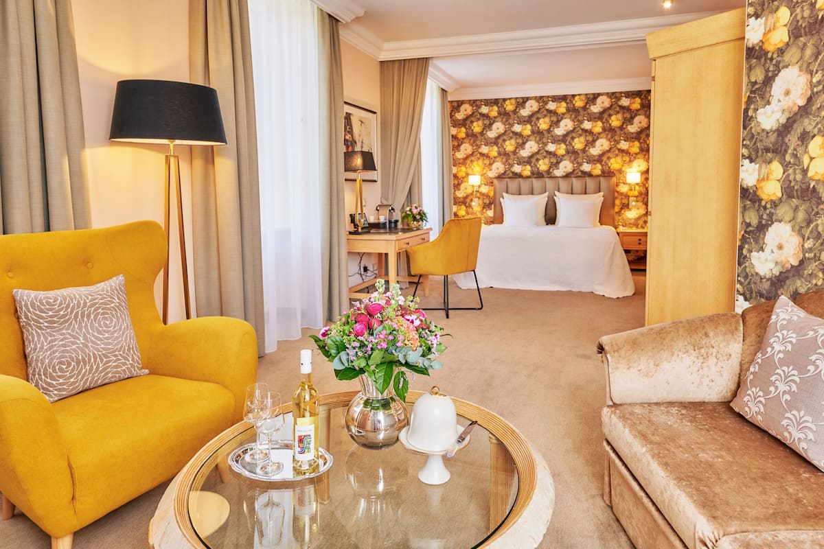 junior suite | living area | flat-screen tv