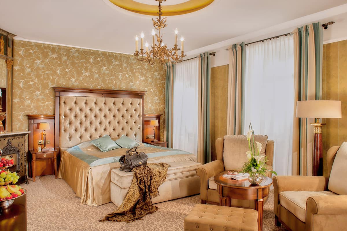 double room (grand) | hypo-allergenic bedding, in-room safe, desk, soundproofing