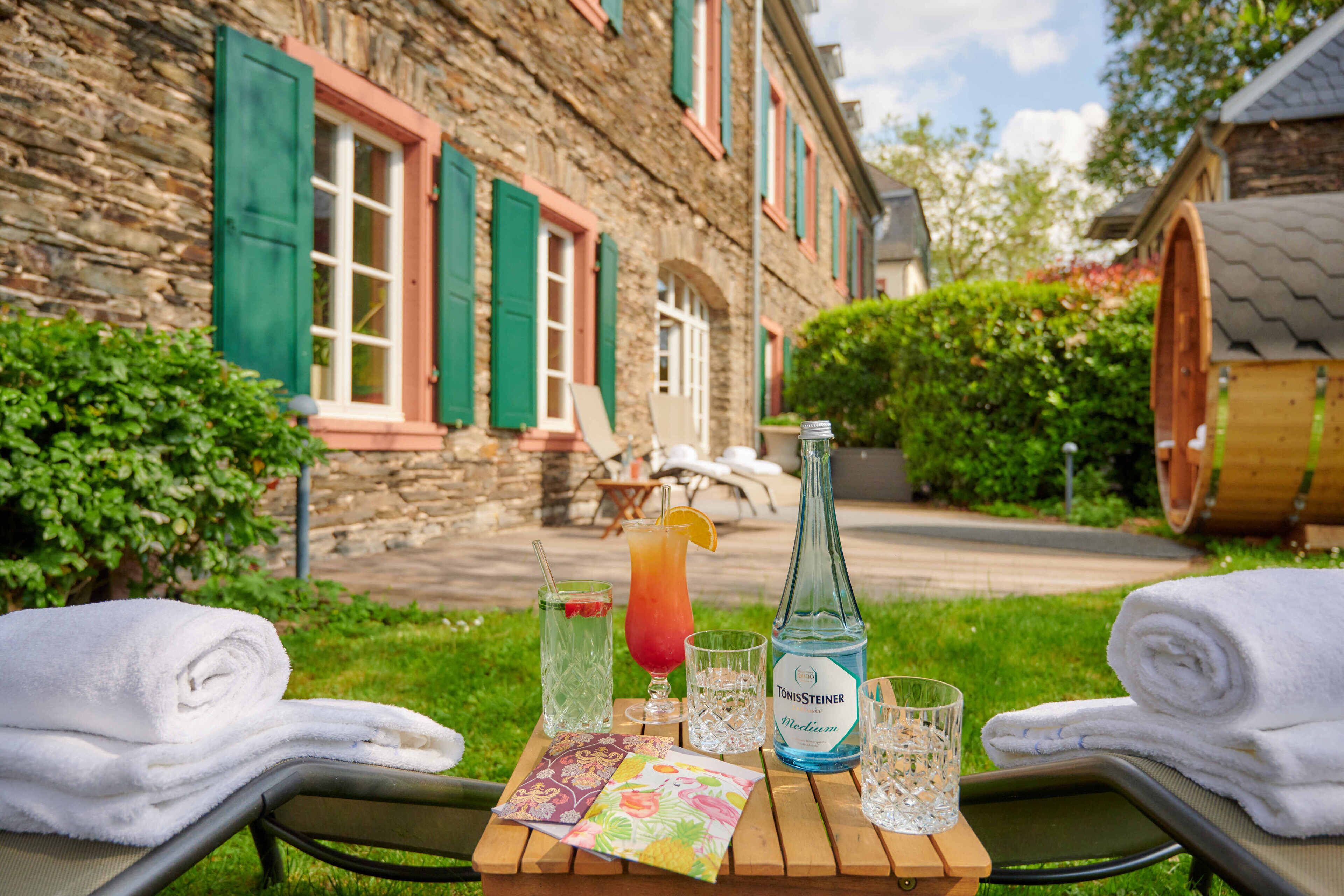 Bastu, kroppsbehandlingar och massage med varma stenar