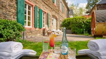 Bastu, kroppsbehandlingar och massage med varma stenar