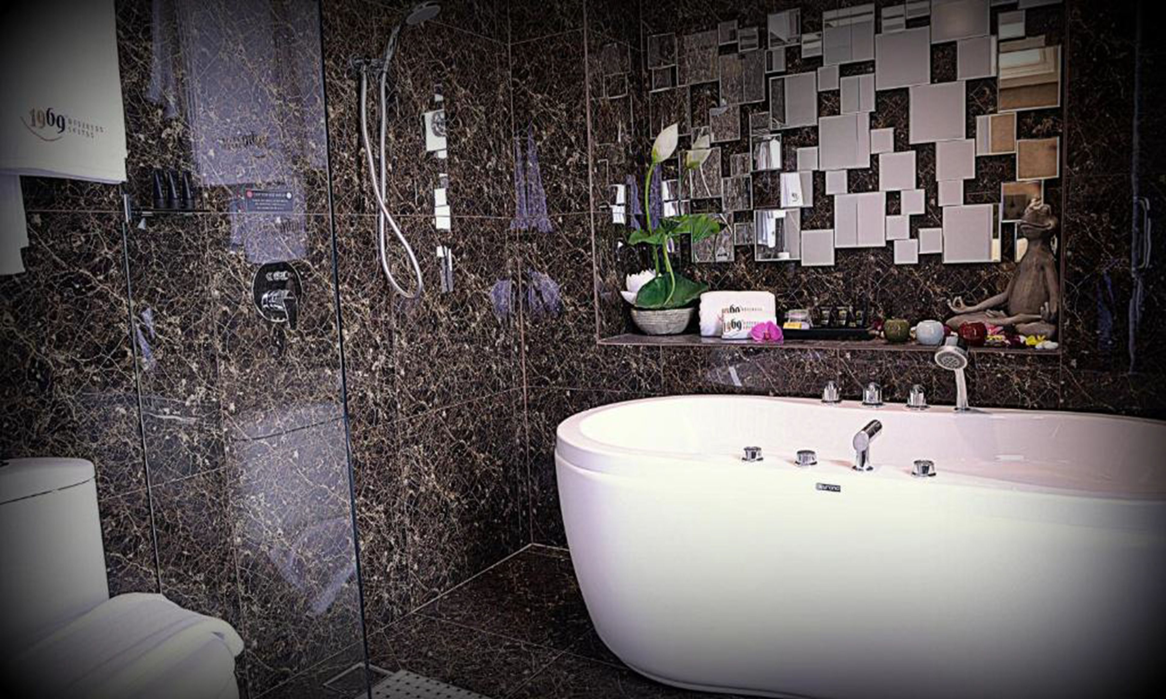 1969 chairman's suite | jetted bathtub