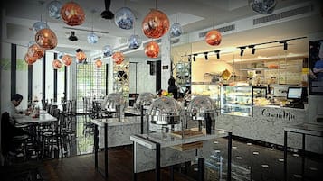 Se sirven desayunos, comidas, cenas y cocina asiática
